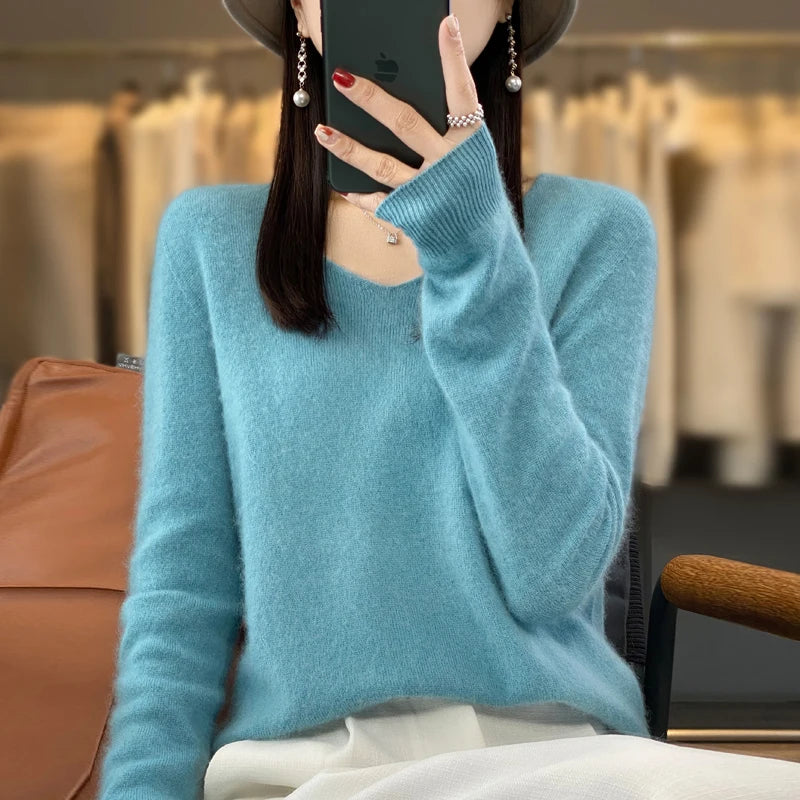 Merino wool sweater with a V-neck and refined knit. A sophisticated design, perfect for an elegant and timeless professional look.