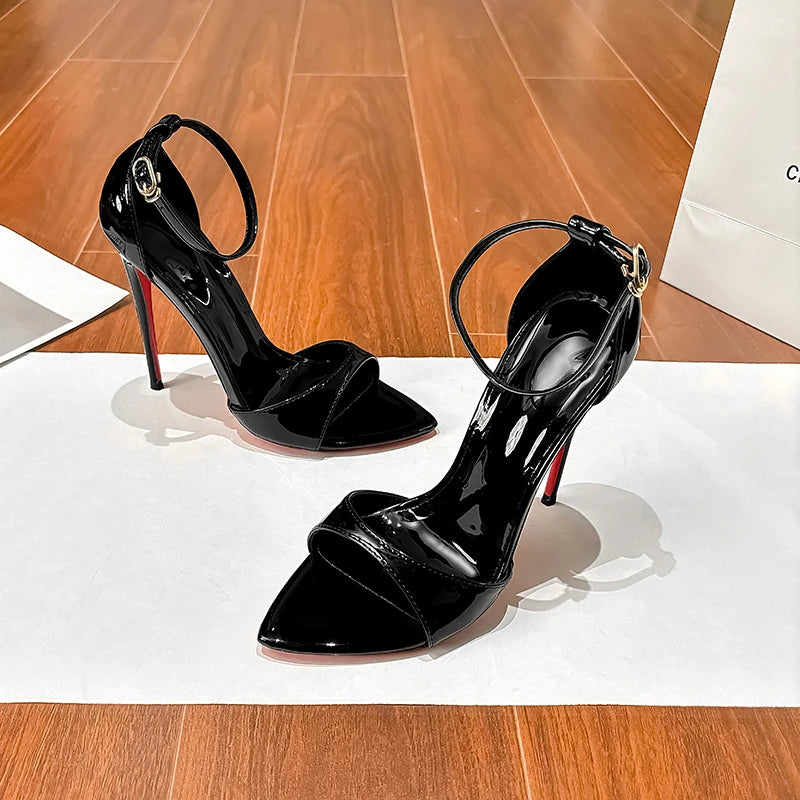 Black leather high heels with a sophisticated design and a delicate cut that enhances the foot. Timeless elegance, comfort, and a subtly sexy touch for a luxurious look.